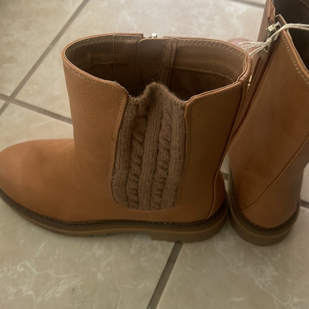 New tan boots zipper on the side - Picture 5 of 6